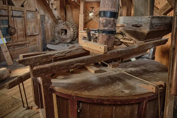 10 Mart 2025 - Spijk, Hollanda: Yel değirmeni Ceres 'in önünde ahşap değirmen taşı fıçısı, arkasında otantik Winnowing fanı olan ikinci katı.