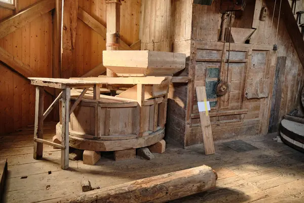 10 Mart 2025 - Spijk, Hollanda: Yel değirmeni Ceres 'in önünde ahşap değirmen taşı fıçısı, arkasında otantik Winnowing fanı olan ikinci katı.