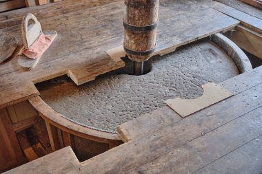 10 Mart 2025 - Spijk, Hollanda: Merkezi şaft, zemin kapakları ve yel değirmeni Ceres 'in üçüncü katındaki ahşap gövde fıçısı açık pelling taşı.