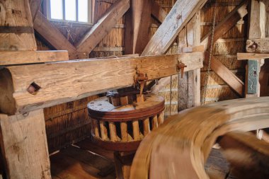 10 Mart 2025 - Spijk, Hollanda: Dönen dişli tekerlek ve sabit Wallower sürüş pelling taşı Ceres 'in dördüncü katında, büyük kirişler arasında.