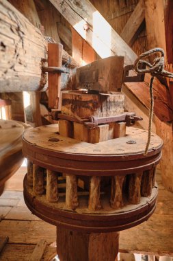 10 Mart 2025 - Spijk, Hollanda: Ceres yel değirmeninin dördüncü katındaki sabit Wallower sürüş pelling taşını büyük kirişler arasında kapatın.