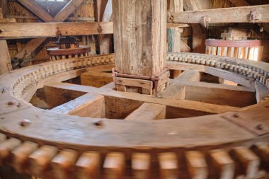 10 Mart 2025 - Spijk, Hollanda: Yel değirmeni Ceres 'in dördüncü katındaki döner dişli taşları ve değirmen taşlarını büyük kirişler arasında sürmek.