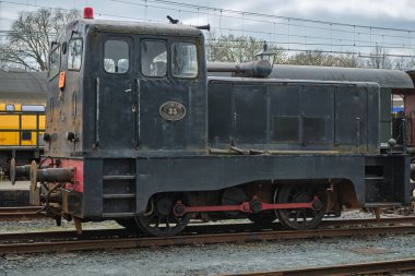 7 Nisan 2025, Wognum - Hollanda: Eski ahşap kutular, antika sepetler, ve konserve kutuları miras demiryolu şantiyesinde..