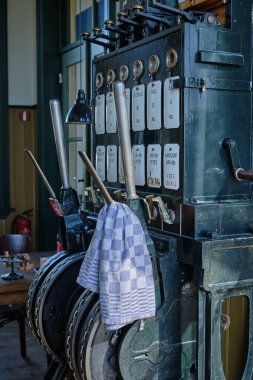 7 Nisan 2025, Wognum - Hollanda: Eski ahşap kutular, antika sepetler, ve konserve kutuları miras demiryolu şantiyesinde..