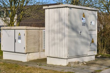 8 Mart 2025 - Ropta-Hollanda: Liander 'in, Friesland kırsalındaki ticari bir binanın yakınına yerleştirilmiş 10 kV' lik bir güç transformatörü de dahil olmak üzere iki modern hizmet dolabı.
