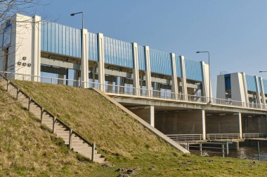 9 Mart 2025 - Hollanda 'nın iç kesimlerini Wadden Denizi' nden koruyan önemli bir Hollanda sel savunma yapısı olan Lauwersoog 'daki Uyanık Su İşleri.