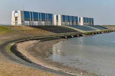 9 Mart 2025 - Hollanda 'nın iç kesimlerini Wadden Denizi' nden koruyan önemli bir Hollanda sel savunma yapısı olan Lauwersoog 'daki Uyanık Su İşleri.