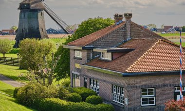 15 Nisan 2025 Oostwoud, Hollanda: Tarihsel buhar treni Hoorn-Medemblik, Hollanda mirası ve bahar güzelliği sergilenen renkli yeşil tarlalardan geçer.