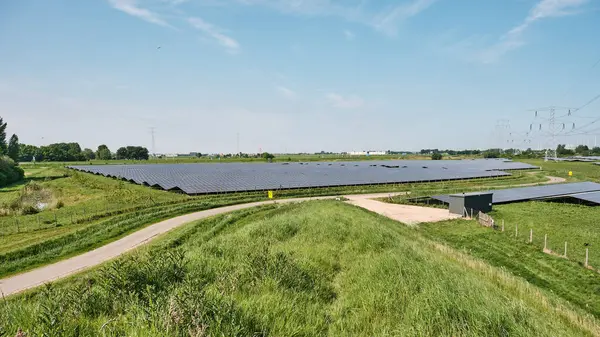 Hollanda: Hollanda enerji geçişi burada hem eski hem de yeni yüksek voltaj hatları ve yakınlardaki demiryolu hatlarıyla çevrili güneş parkları ile görülebilir.