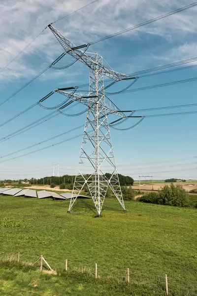 Yerseke-Hollanda: Hollanda enerji geçişi burada hem eski hem de yeni yüksek voltaj hatları ve yakınlardaki bir demiryolu hattı tarafından çevrelenmiş güneş parklarıyla görülebilir.