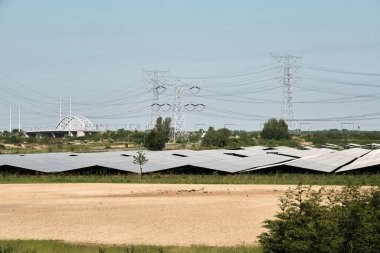 Zeeland-Hollanda: Hollanda 'daki enerji geçişleri, hem eski hem de yeni yüksek voltaj hatları ile çevrili güneş parkları ve köprü ile yakın bir demiryolu hattı ile burada görülebilir..