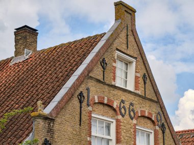 21 Nisan 2025 - Hollanda Puttershoek: Eski Puttershoek kentinde 1669 tarihli tarihi gable, 17. yüzyıldan kalma tipik Hollanda evlerinin kırmızı tuğlaları ve işlenmiş demir çapaları yer alıyor.