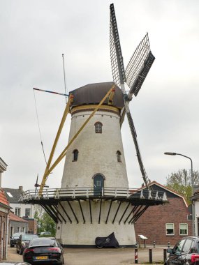 24 Nisan 2025 - Stellendam-Hollanda: Eski Stellendam limanı yakınlarında bulunan beyaz kulesi ve siyah şapkalı geleneksel yel değirmeni Korenlust.