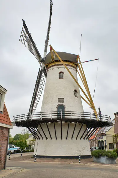 24 Nisan 2025 - Stellendam-Hollanda: Eski Stellendam limanı yakınlarında bulunan beyaz kulesi ve siyah şapkalı geleneksel yel değirmeni Korenlust.