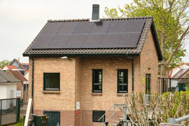 24 Nisan 2025 - Stellendam-Hollanda: Güneş panelleri ve su kontrol tesisatı olan tuğla pompalama istasyonu, Hollanda su yönetimi altyapısının bir parçası.
