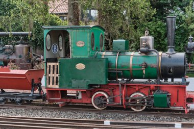 4 Mayıs 2025 - Maldegem-Belçika: Tarihi Orenstein & Koppel dar buharlı lokomotif Marie, taşınabilir raylarda taşınabilir demiryolu taşımacılığı için inşa edildi.