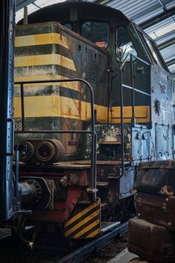 Belçika: Eskimiş endüstriyel dizel lokomotif 7408 Uranüs (1977) eski boya ve paslı detayları Belçika 'daki bir demiryolu müzesinde sergilenirken, klasik endüstriyel atmosferi çağrıştırıyor.
