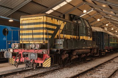 Eskimiş endüstriyel dizel lokomotif 7408 Uranüs (1977), Belçika 'daki bir demiryolu müzesinde solmuş boya ve paslı detaylarla, klasik endüstriyel atmosferi çağrıştırıyor..