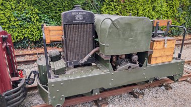 4 Mayıs 2025 - Maldegem-Belçika: I. Dünya Savaşı sırasında askeri ulaşım için geliştirilen tarihi Simplex dar ölçü lokomotifi, bir miras demiryolu etkinliğinde sergilendi.