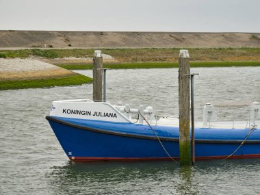 24 Nisan 2025, Stellendam - Hollanda: Eski KNRM cankurtaran botu Koningin Juliana Hollanda denizcilik acil müdahale sistemi mirasının bir parçası olan Stellendam kurtarma istasyonuna yanaştı..