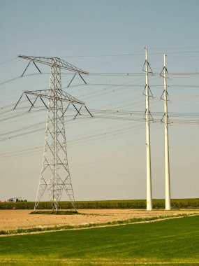 2 Mayıs 2025 - Rilland-Hollanda: Hollanda 'nın yenilenebilir enerji geçişini destekleyen yeni enerji şebekesinin bir parçası olan Zeeland' de modern TenneT Wintrack yüksek voltaj direği.