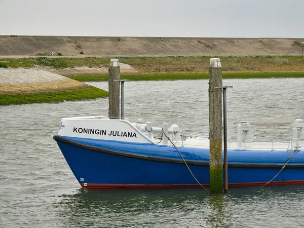 24 Nisan 2025, Stellendam - Hollanda: Eski KNRM cankurtaran botu Koningin Juliana Hollanda denizcilik acil müdahale sistemi mirasının bir parçası olan Stellendam kurtarma istasyonuna yanaştı..