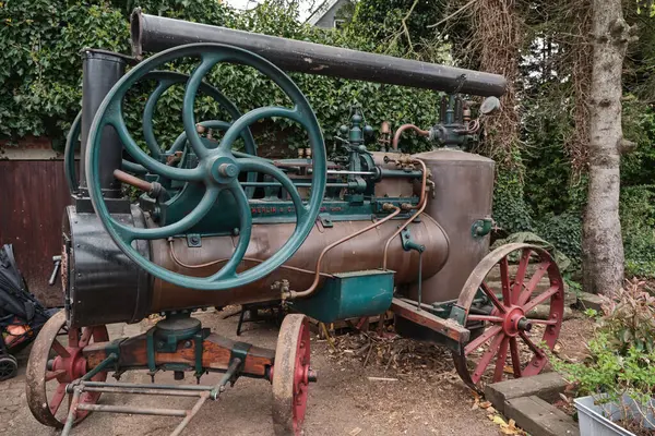 4 Mayıs 2025 - Maldegem-Belçika: Vierzon, Fransa 'dan Merlin' in tarihi taşınabilir buhar motoru, büyük çarkıfelek ve tekerleklerle, açık havada sergilendi.