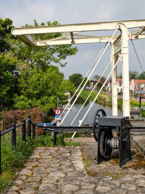 25 Nisan 2022 - Strijensas-Hollanda: Hoeksche Waard 'da bir köy olan Strijensas' ta 1908 yılından kalma çelik çift yapraklı asma köprü.