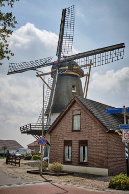 25 Nisan 2022 - Maasdam-Hollanda: Geleneksel Hollanda kırsal mimarisinin iyi korunmuş bir örneği olan Maasdam köyündeki tarihi hububat yel değirmeni De Hoop.