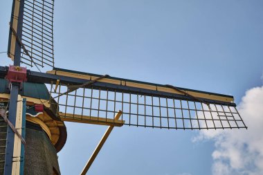 25 Nisan 2022 - Maasdam-Hollanda: Geleneksel Hollanda kırsal mimarisinin iyi korunmuş bir örneği olan Maasdam köyündeki tarihi hububat yel değirmeni De Hoop 'un ayrıntıları.