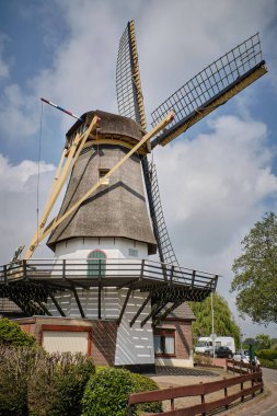 25 Nisan 2022 - Maasdam-Hollanda: Geleneksel Hollanda kırsal mimarisinin iyi korunmuş bir örneği olan Maasdam köyündeki tarihi hububat yel değirmeni De Hoop.