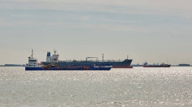14 Mayıs 2025 - Vlissingen-Hollanda: Dredger ve birkaç kargo gemisi Batı Scheldt 'teki Vlissingen-Oost limanına demir attı..