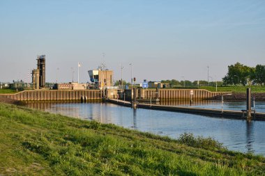30 Nisan 2025 - Hollanda Bergse Diepsluis kontrol kulesi ve Hollanda su yönetimi altyapısının önemli bir parçası olan Oosterschelde 'nin girişindeki sinyal ışıklarıyla kilitlendi.