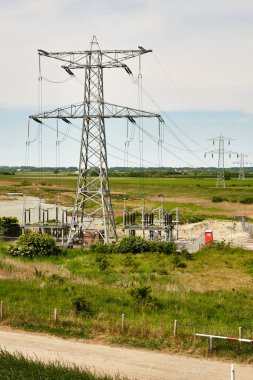 14 Mayıs 2025 - Ellewoutsdijke-Hollanda: Son zamanlarda 150 kV 'lik yüksek voltaj şebekesi projesinde tamamlanan ve kabloların Westerschelde' nin altından geçerek Zeeuwvlaanderen 'i Goes' daki ana ağa bağladığı proje.