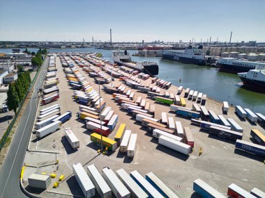 19 Mayıs 2025 - Vlaardingen-Hollanda: DFDS feribot ve düzinelerce kargo karavanı Vlaardingen sanayi limanında nakliyat için bekleyen yoğun feribot terminali.