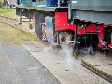 29 Mayıs 2025 Gravenpolder-Hollanda klasik mavi La Meuse buharlı lokomotifi No. 5 'Enkhuizen' miras hattında Stoomtrein, Borsele 'e gider, istasyonda buharla koşarken yakalanır..