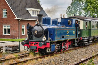 29 Mayıs 2025 Gravenpolder-Hollanda klasik mavi La Meuse buharlı lokomotifi No. 5 'Enkhuizen' miras hattında Stoomtrein, Borsele 'e gider, istasyonda buharla koşarken yakalanır..