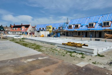 31 Mayıs 2025 - Middelburg-Hollanda: Hollanda 'da bir banliyöde inşaat halindeki konutlar ve yenileme çalışmaları devam eden sosyal konut projesi.