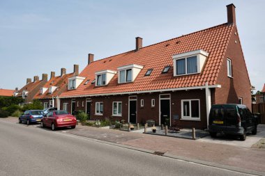 1 Haziran 2025 - Middelburg-Hollanda: Yeni yatakhaneleri ve kooperatif bir çatı ile şehirde yenilenen sosyal konutlar, ev halkı için daha az enerjili daha iyi bir izolasyon olanağı sunuyor.