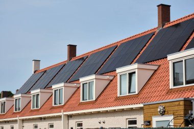 1 Haziran 2025 - Middelburg-Hollanda: Bir kooperatifin sahip olduğu birçok evde tekrarlanan güneş panelleri ile kentteki sosyal konutların yenilenmesi, ev halkına daha az enerji ve daha iyi izolasyon olanağı sunuyor.