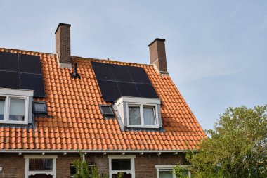 31 Mayıs 2025 - Middelburg-Hollanda: Hollanda 'da güneş panelleri ve yurdu olan sosyal konut bloğu, ev halkına daha ucuz enerji sağlayan kooperatif bir şirkete ait..