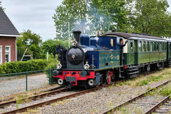 29 Mayıs 2025 Gravenpolder-Hollanda klasik mavi La Meuse buharlı lokomotifi No. 5 'Enkhuizen' miras hattında Stoomtrein, Borsele 'e gider, istasyonda buharla koşarken yakalanır..