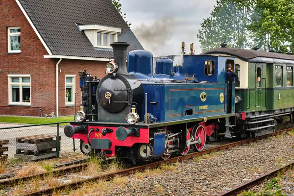 29 Mayıs 2025 Gravenpolder-Hollanda klasik mavi La Meuse buharlı lokomotifi No. 5 'Enkhuizen' miras hattında Stoomtrein, Borsele 'e gider, istasyonda buharla koşarken yakalanır..