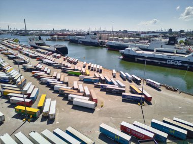 19 Mayıs 2025 - Vlaardingen-Hollanda: DFDS feribot ve düzinelerce kargo karavanı Vlaardingen sanayi limanında nakliyat için bekleyen yoğun feribot terminali.
