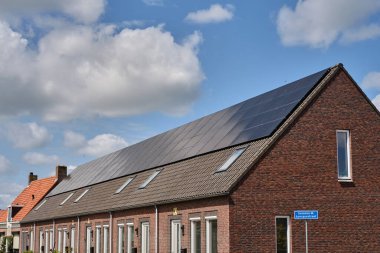 22 Mayıs 2025 - Oosterland-Hollanda: Oosterland köyünde tek bir kooperatifin sahip olduğu ve yerel halka düşük kiralı evler sunan sürekli güneş panelleri olan yeni konut bloğu.