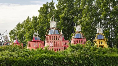 28 Mayıs 2025 - Vlissingen-Hollanda: Üzerinde güneş panelleri olan renkli denizcilik şamandıralarının sırası, Vlissingen limanındaki şamandıra deposundaki yeşil bir çitin üzerinde kısmen görülebilir.