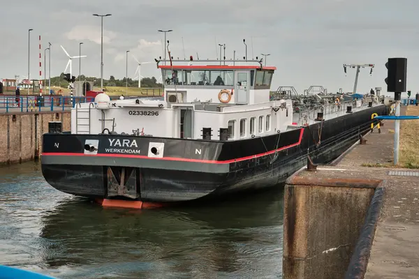 28 Mayıs 2025 - Vlissingen-Hollanda: Werkendam 'dan gelen Hollanda tanker gemisi Yara, Vlissingen limanındaki bir kapak odasının içindeki kilit duvarından ayrılarak açık sulara yöneldi..