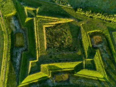 9 Mayıs 2025 - Aardenburg-Hollanda: İspanya-Hollanda savunma hatlarının bir parçası olan Zeeuws-Vlaanderen 'deki yeniden inşa edilmiş Olieschan tahkimatının havadan görünüşü.