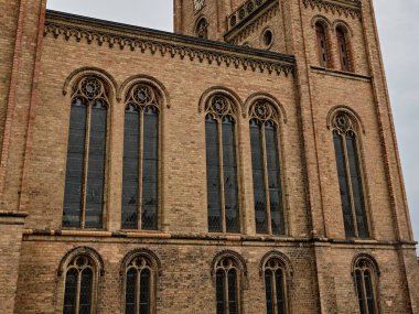 Fuerstenberg-Havel, Almanya: Fuerstenberg 'deki Neo-Gotik kilise cephesinde ayrıntılı tuğla mimari ve simetrik kemerli pencereler.