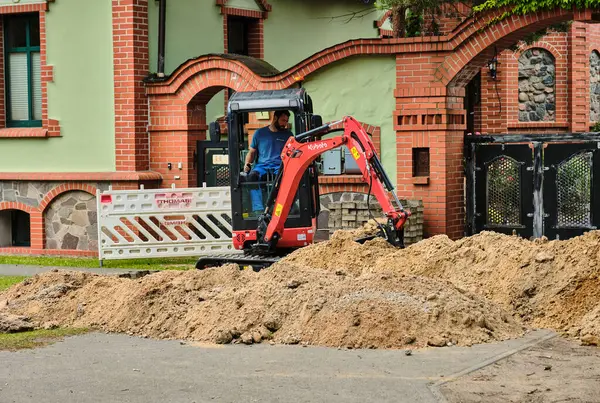 10 Haziran 2025 - Fuerstenberg-Almanya: Berlin 'in kuzeyindeki tarihi Doğu Almanya kasabası Fuerstenberg' in kaldırım taşı caddesinde park etmiş açık mavi Trabant.